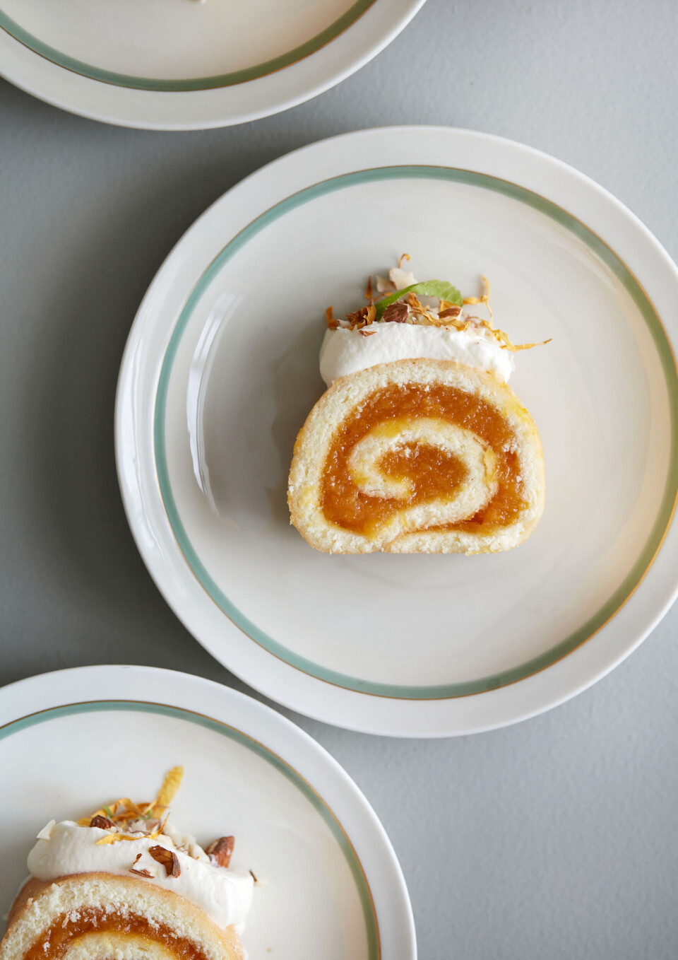 Opskrift: Roulade med abrikoskompot og mandelflødeskum