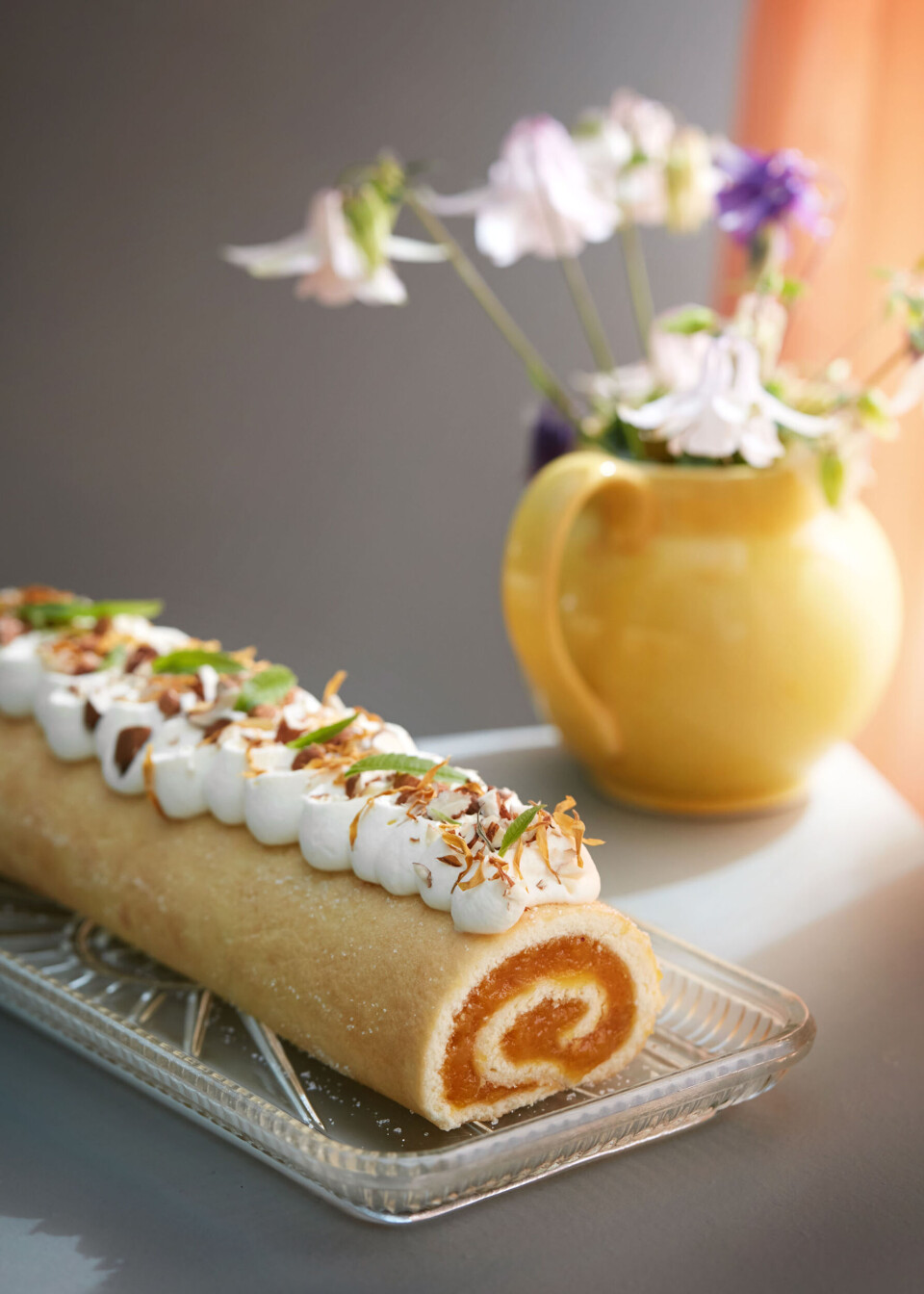 Opskrift: Roulade med abrikoskompot og mandelflødeskum