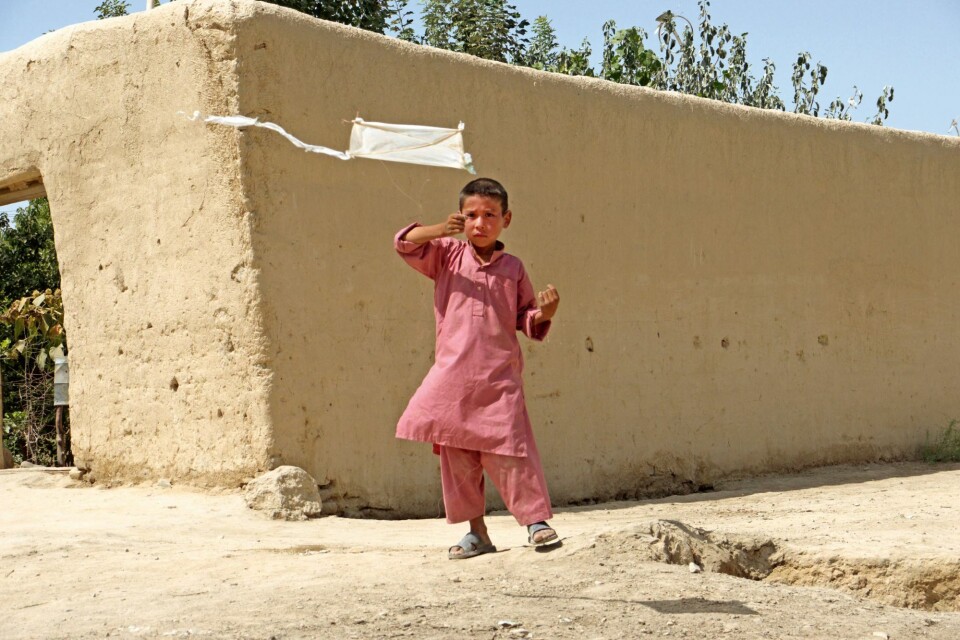 Francis Alÿs, Children's Game #10, Papalote Balkh, Afghanistan 2011.