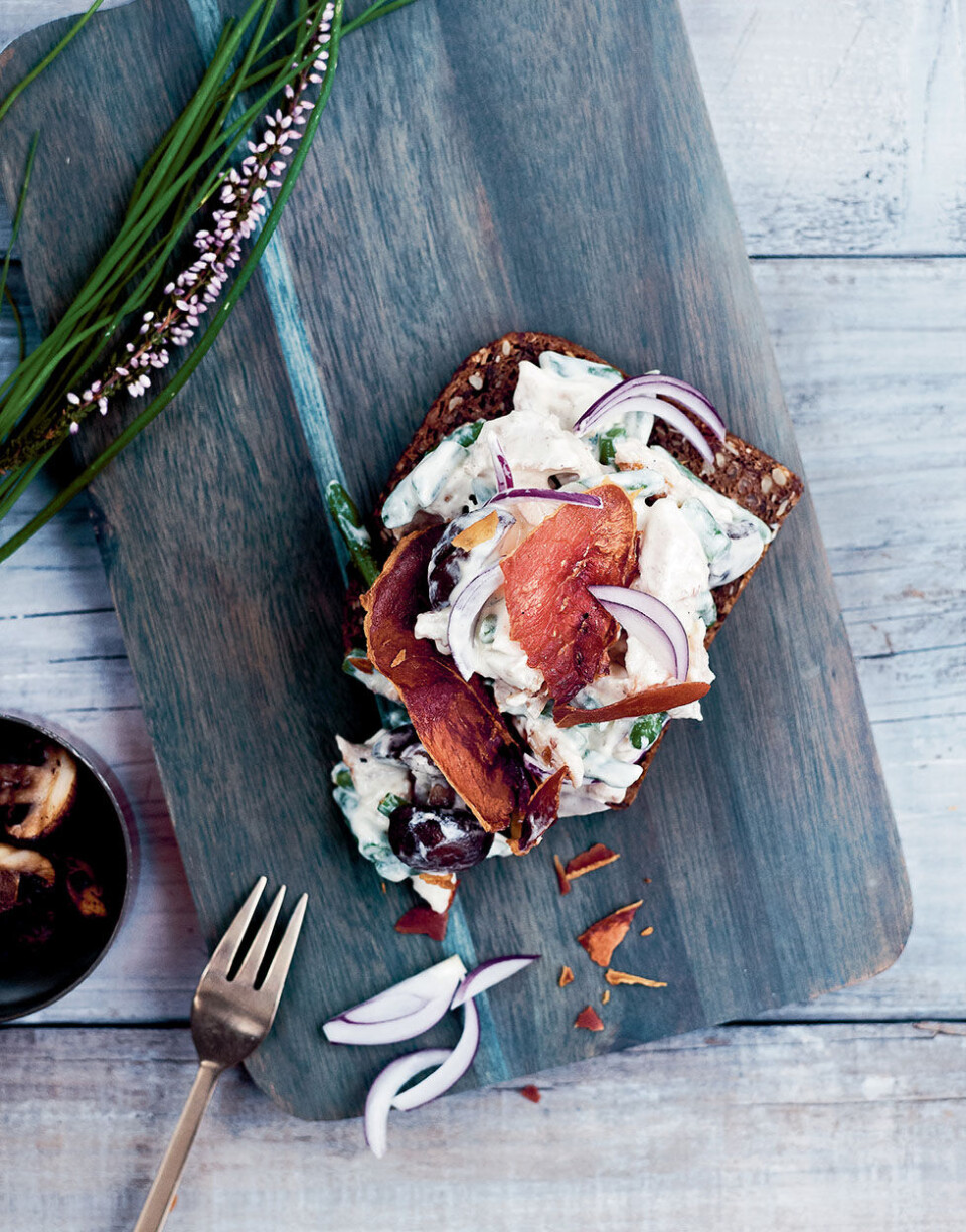 Opskrift: Sådan laver du den ideelle hønsesalat til sommerbordet