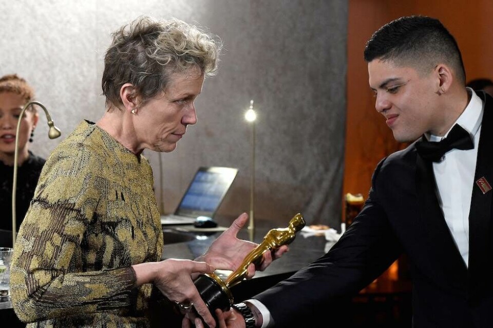 Tyv stjal Oscar-statuette til efterfest og pralede med det i video på Facebook