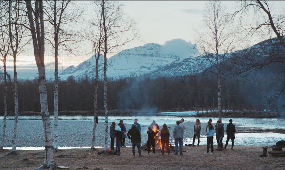 lejrbal_med_medvirkende_-framegrab_fra_filmen copy.jpg