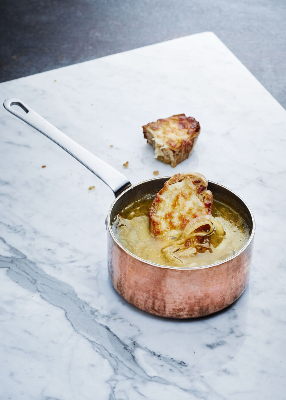 Opskrift: Sådan laver du en klassisk løgsuppe til de kolde vinteraftener