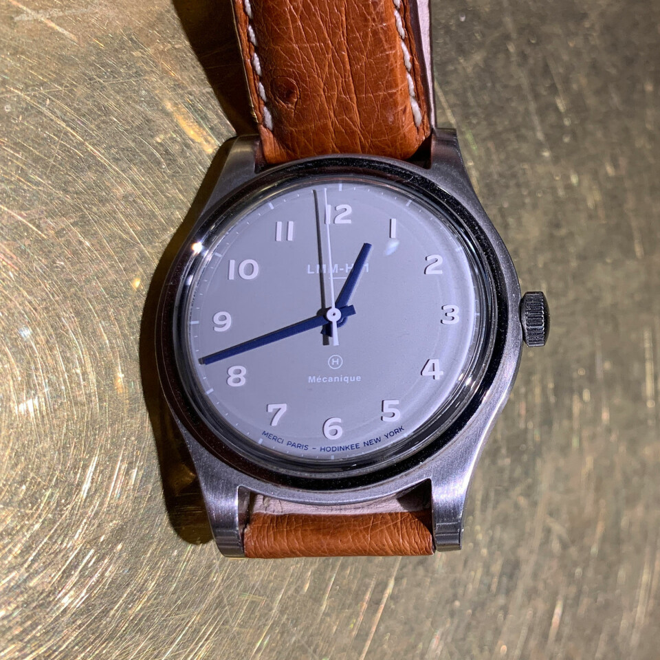 Det franske ’Merci Hodinkee’ Field Watch er udstyret med et manuelt ETA-værk 2801-02, som er firmaets eneste og sidst producerede ur med håndoptræk og uden andre komplikationer end en central sekundviser.