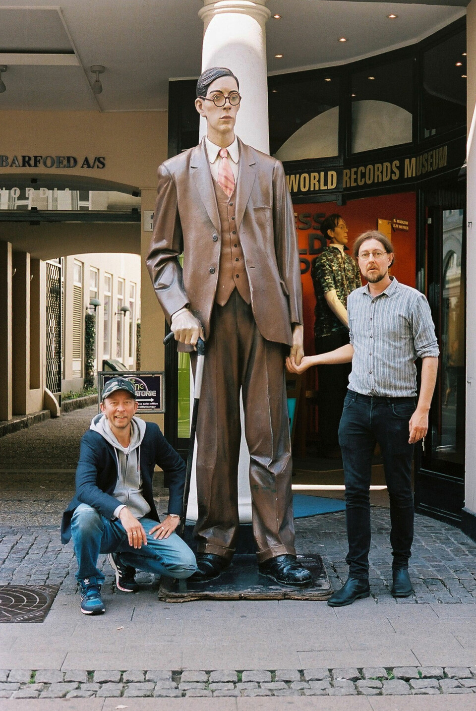 Programchef Allan Sindberg (t.v.) og radiodirektør Klavs Bundgaard fotograferet med ukendt ven på Strøget.