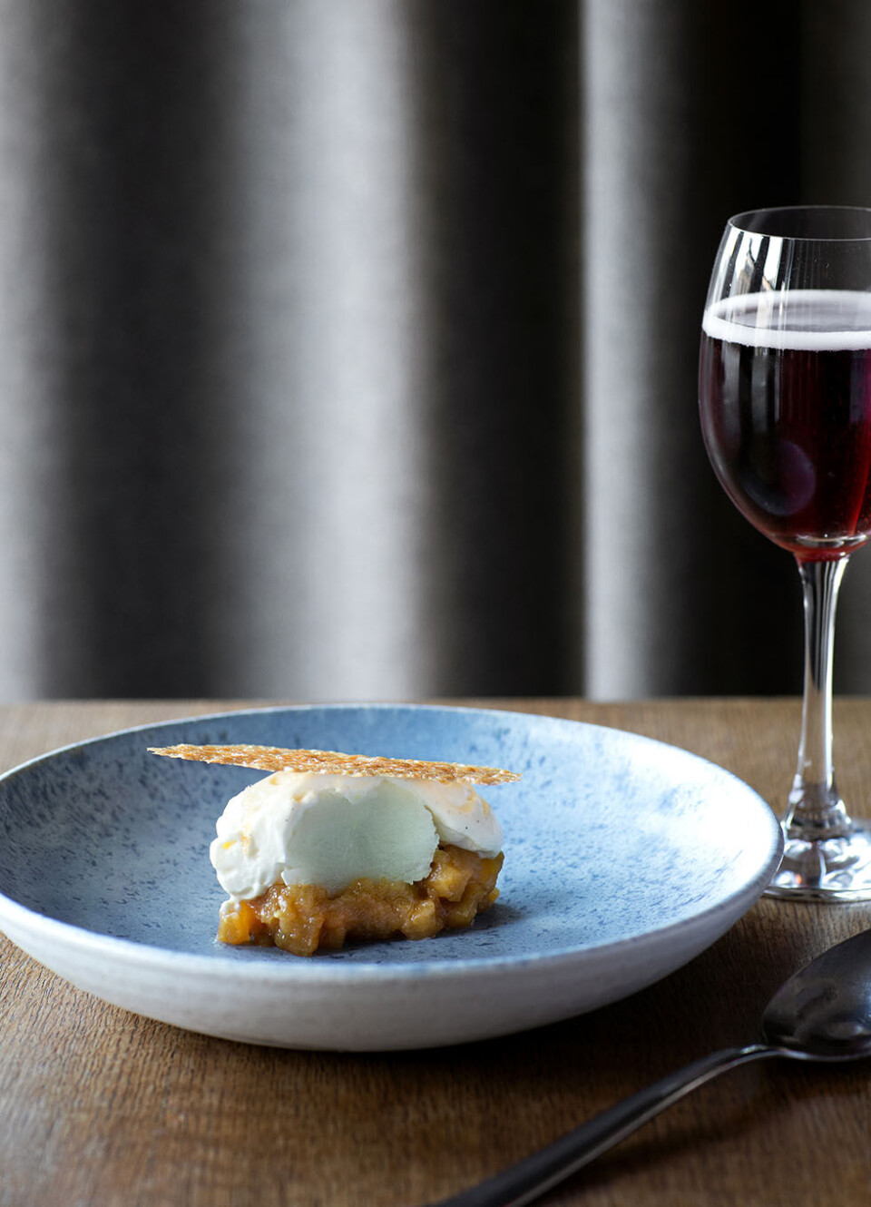Sådan laver du en moderne, gammeldags æblekage med æblesorbet, mascarponeskum og sprød kageflage