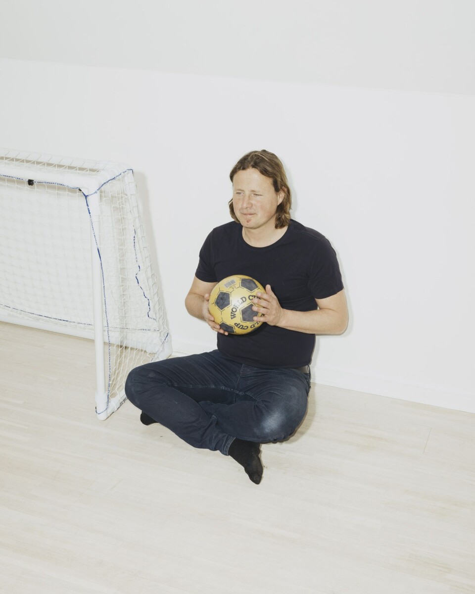 Før han blev træner, var Bo Henriksen selv fodboldspiller. Han indledte sin karriere i OKS (somstår for Odense Kammeraternes Sportsklub), og fortsatte til Boldklubben Frem og senere OB og Herfølge, inden han drog til udlandet.