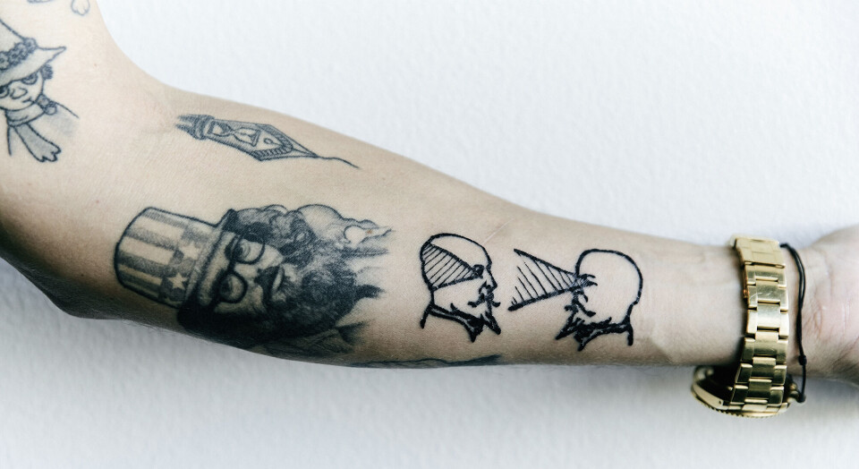 Den nye tatovering på underarmen er blandt de seneste, Christian Stadil har fået. Den symboliserer de indre kanter, mange kreative mennesker balancerer på. Selv balancerer han på kanten mellem at være introvært og ekstrovært.