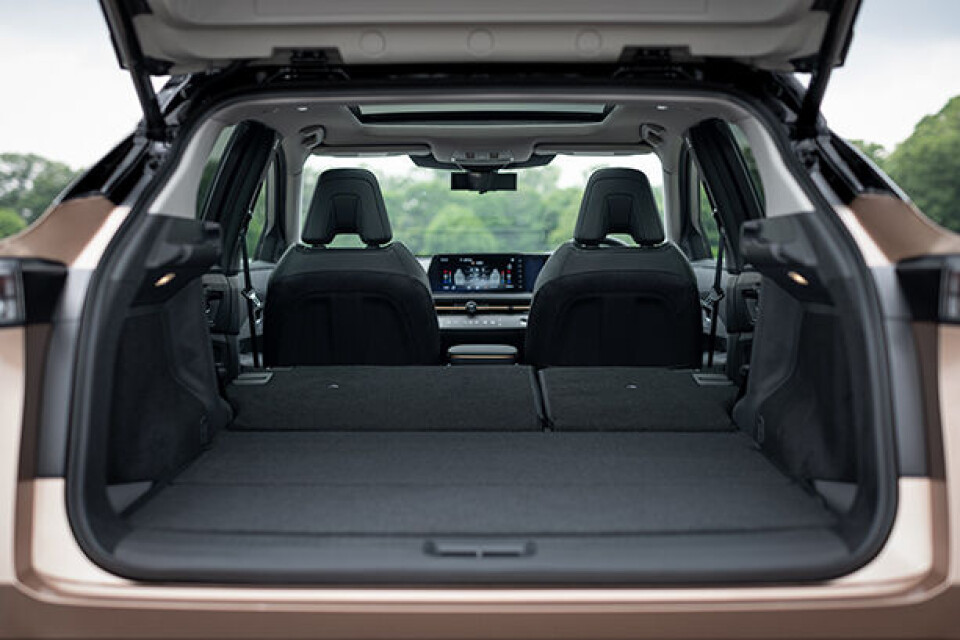 Nissan-Ariya-luggage_outdoor-background_614.jpg