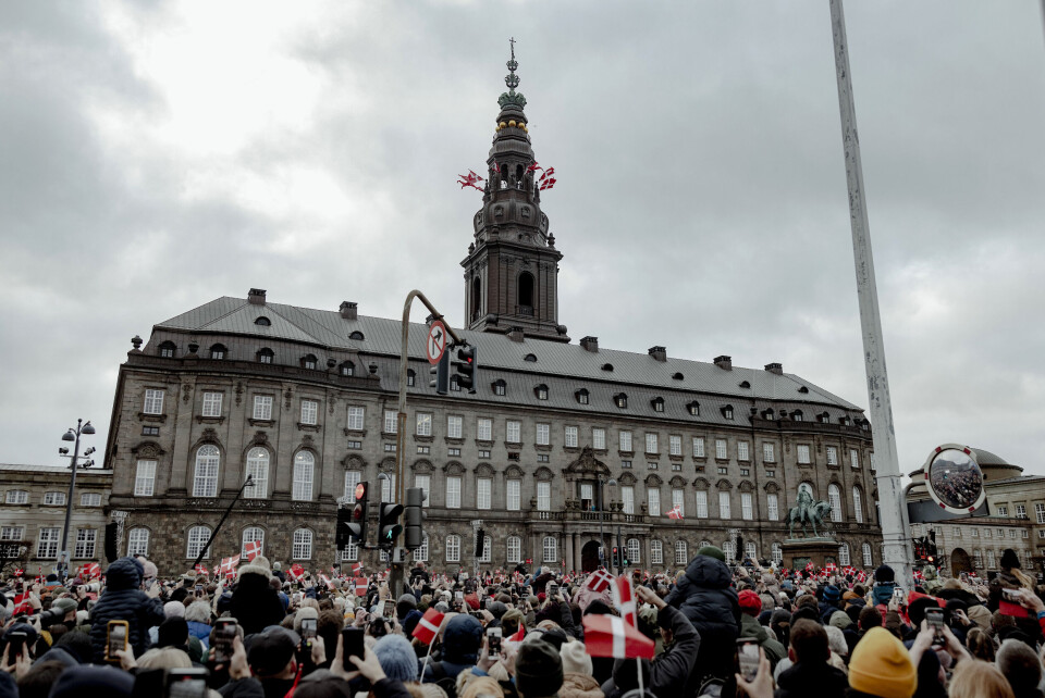 Selv ikke republikanerne kunne afholde sig fra at flage for kongen