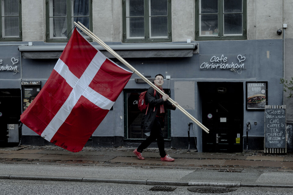 Selv ikke republikanerne kunne afholde sig fra at flage for kongen