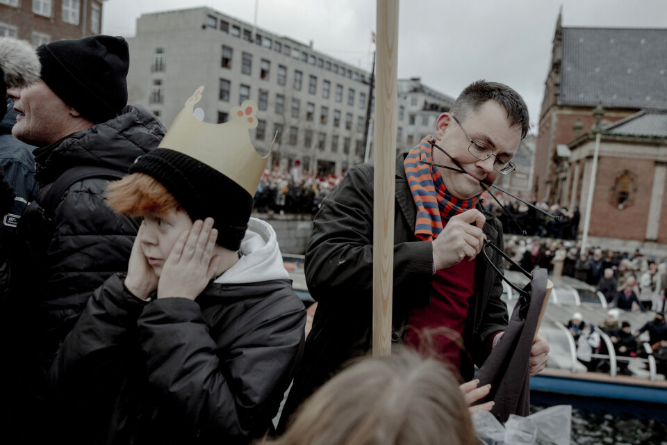 Selv ikke republikanerne kunne afholde sig fra at flage for kongen