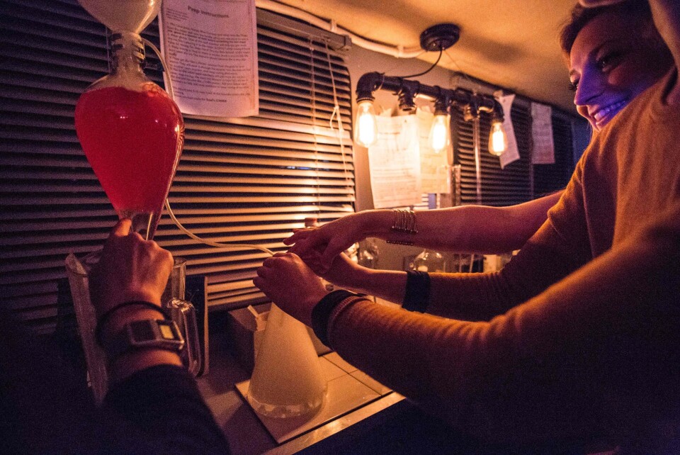 Se billederne: Drik osende cocktails på Breaking Bad-bar i New York