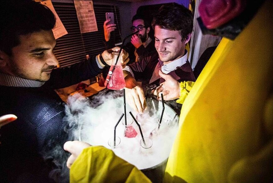 Se billederne: Drik osende cocktails på Breaking Bad-bar i New York