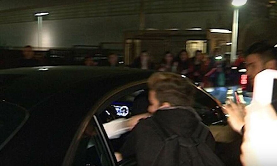 Se Justin Bieber smække en fan en knytnæve i ansigtet