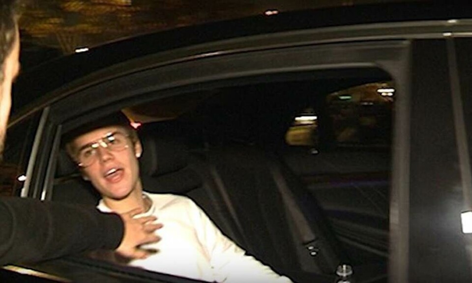 Se Justin Bieber smække en fan en knytnæve i ansigtet