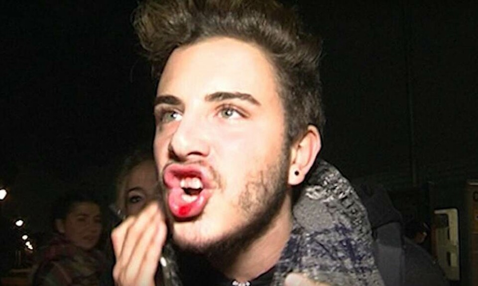 Se Justin Bieber smække en fan en knytnæve i ansigtet