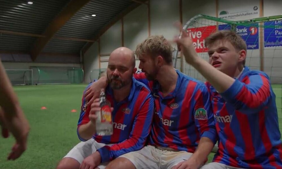 Video: Norsk fulde-fodbold er den mest oplagte idé til din næste julefrokost