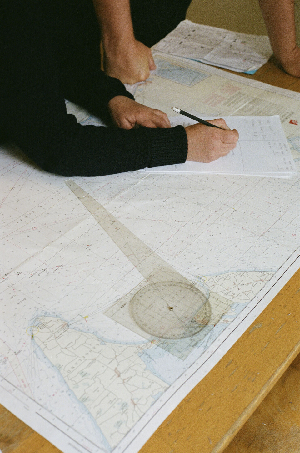 Teori omsættes til praksis, når kursisterne selv skal strikke en rute sammen .