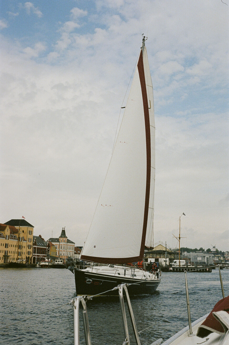 Den 41 fod lange Merenque med Svendborg i baggrunden.