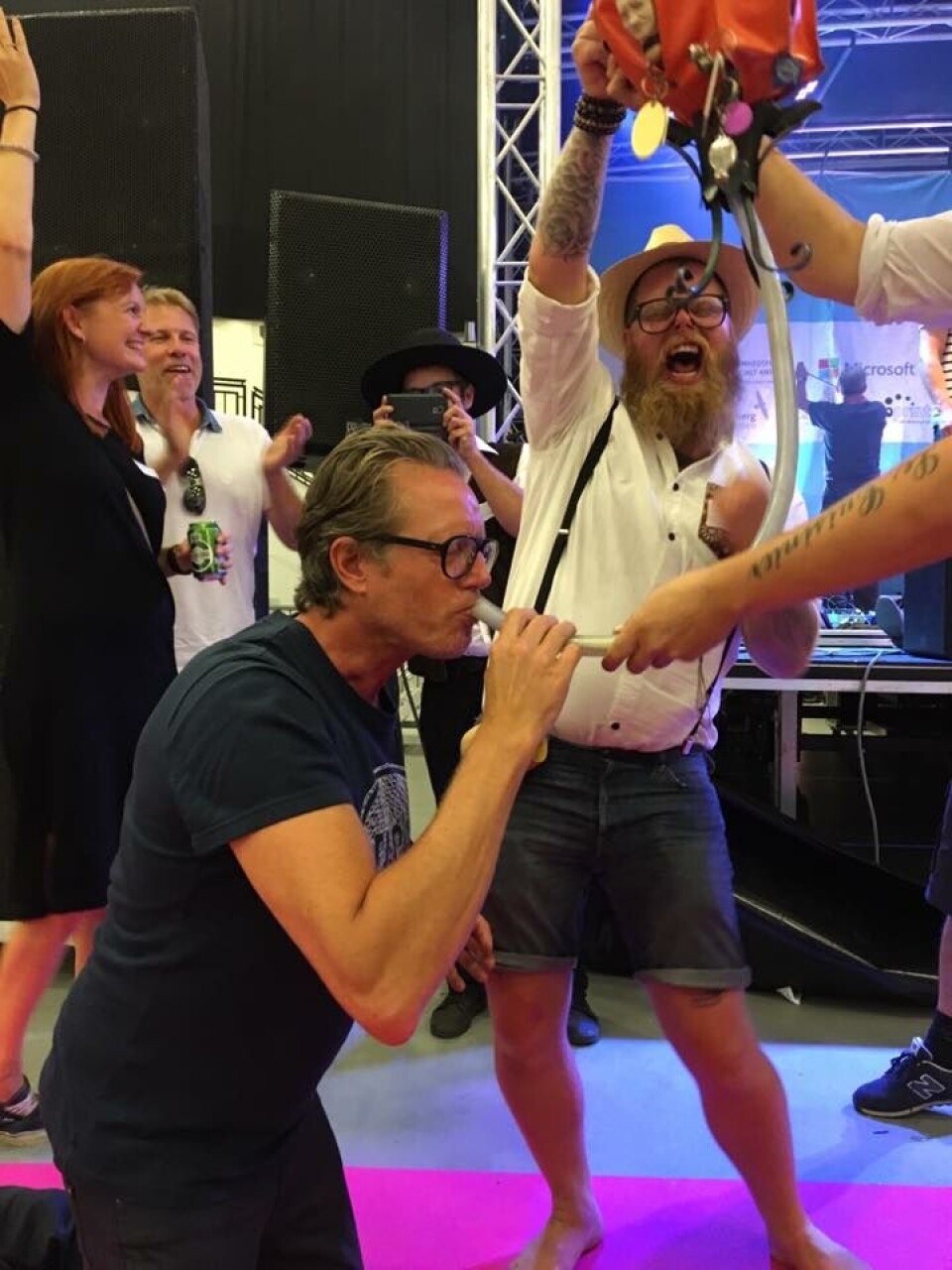 Amish Camp har livemusik, helstegt pattegris og sangria-fontæne på årets Roskilde Festival: “Det er amish at give noget tilbage til folket”