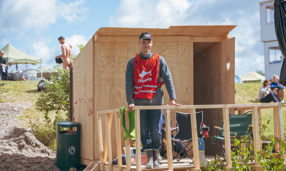 Daniel Bekker-Jensen foran sit livredderskur.