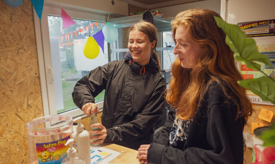 Laura Bjørn Holm (th) med sin søster.