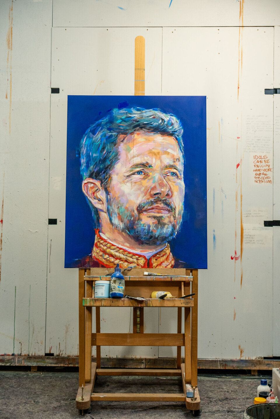 Benjamin Abana har malet kong Frederik: ”Han har et lidt skævt ansigt”