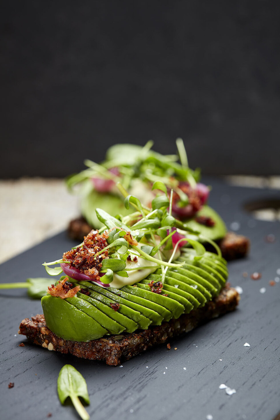 Opskrift: Baconmayonnaise på avocadomad med syltet løg og urter