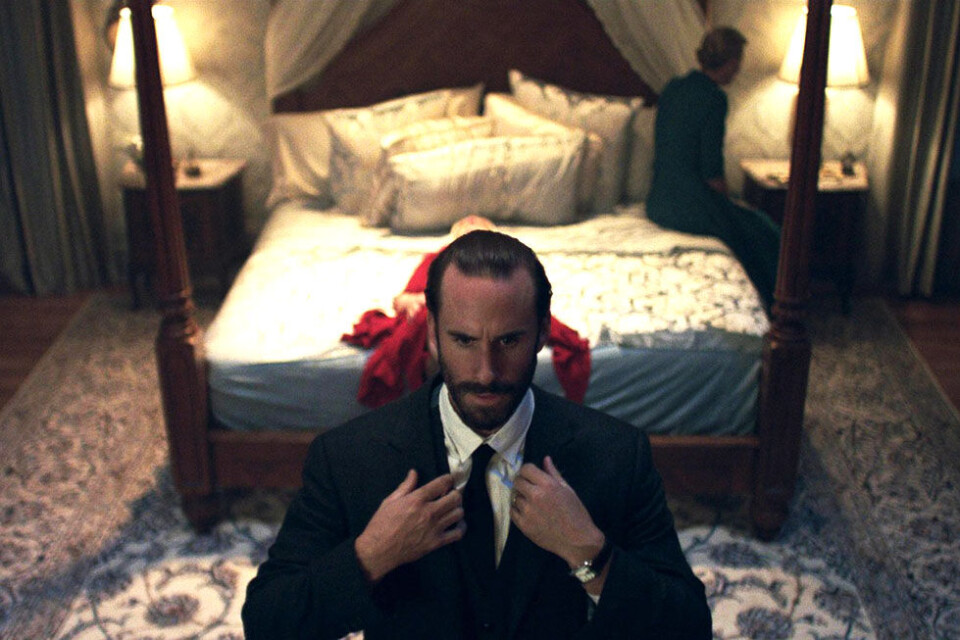 Joseph Fiennes fra 'A Handmaid's Tale': 'Serien minder os om, hvad der kan ske, hvis vi ikke passer på'