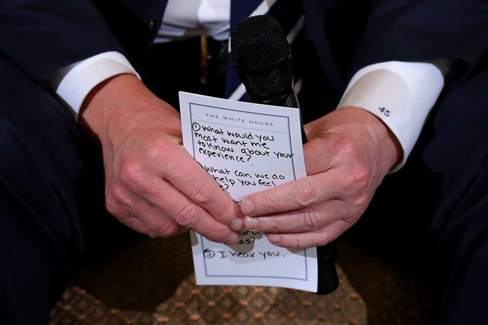 Foto afslører Donald Trumps noter til møde med ofre for skoleskydning