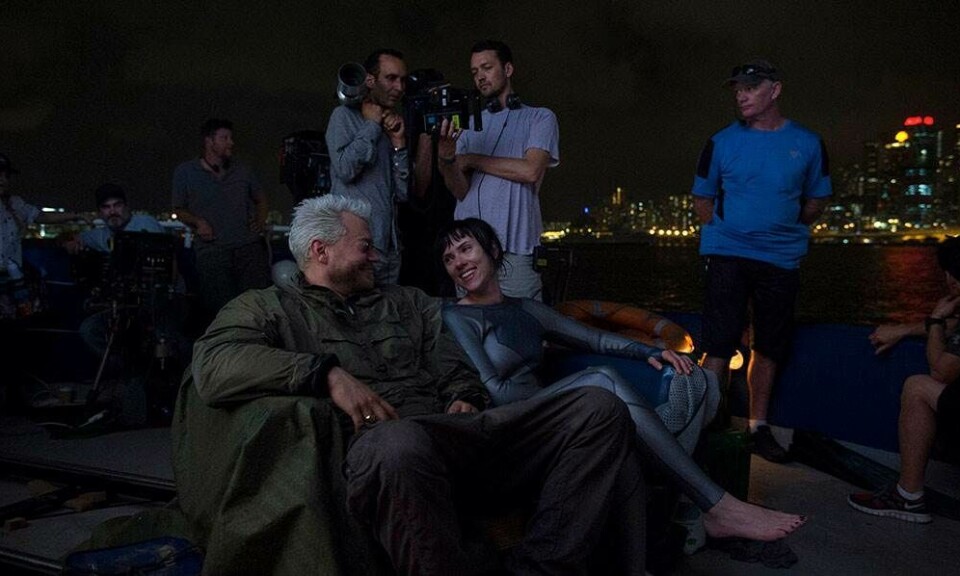 Pilou Asbæk om Scarlett Johansson: “Jeg har givet hende en FCK-trøje, fordi hun skal kende Danmarks bedste hold”