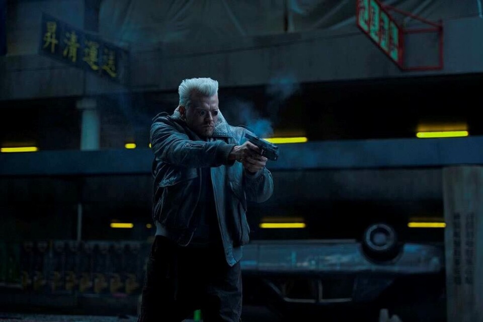 Pilou Asbæk om Scarlett Johansson: “Jeg har givet hende en FCK-trøje, fordi hun skal kende Danmarks bedste hold”