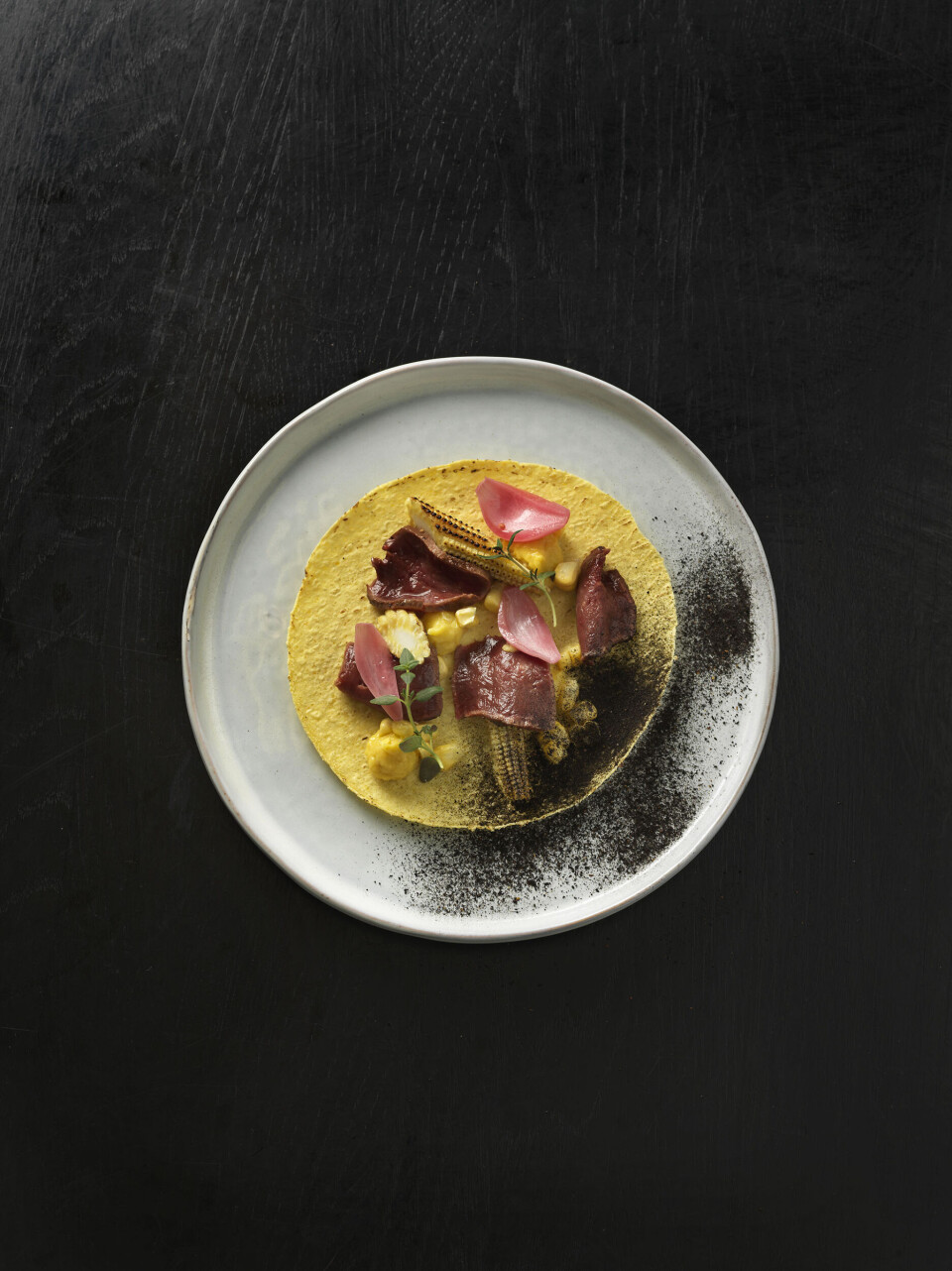 Opskrift: Hjemmelavet taco med majsvariationer, syltede rødløg og grillet oksehjerte