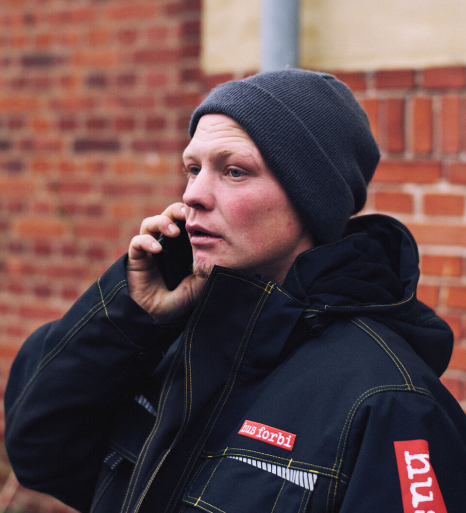 Kenni er 32 år, sover under åben himmel og drikker over 40 bajere om dagen