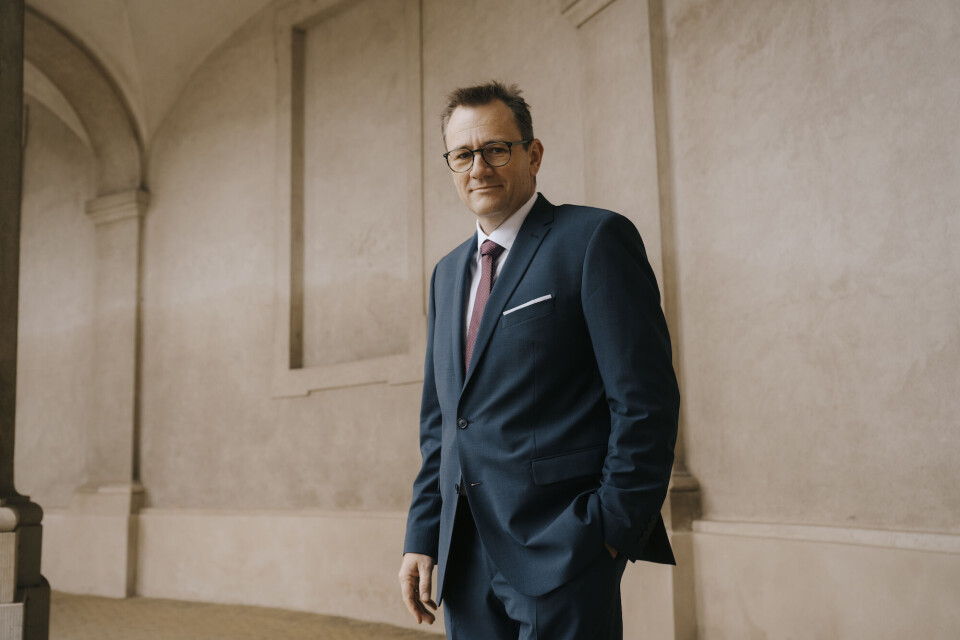 Han står foran sit livs valg, men der er én ting, han ikke kan tale om uden at bryde ud i gråd