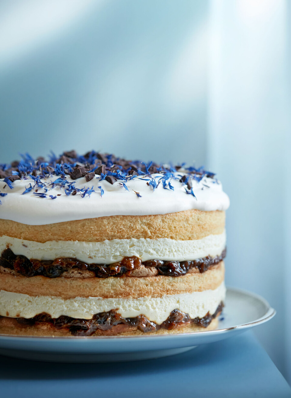 Sveskelagkage med creme og makroner