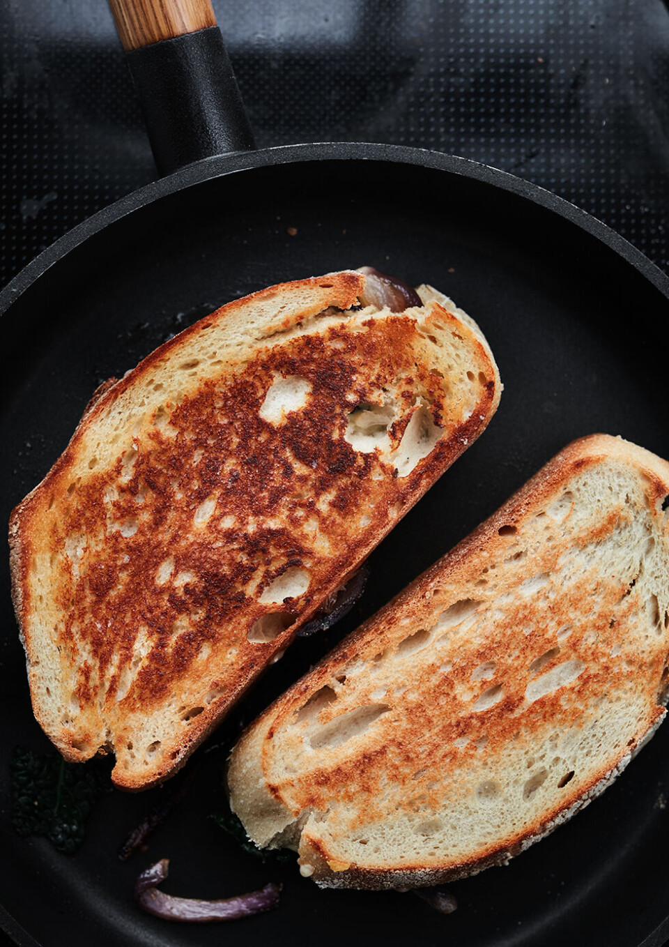 Opskrift: Grillet cheesesandwich med kål, havarti og karamelliseret løg