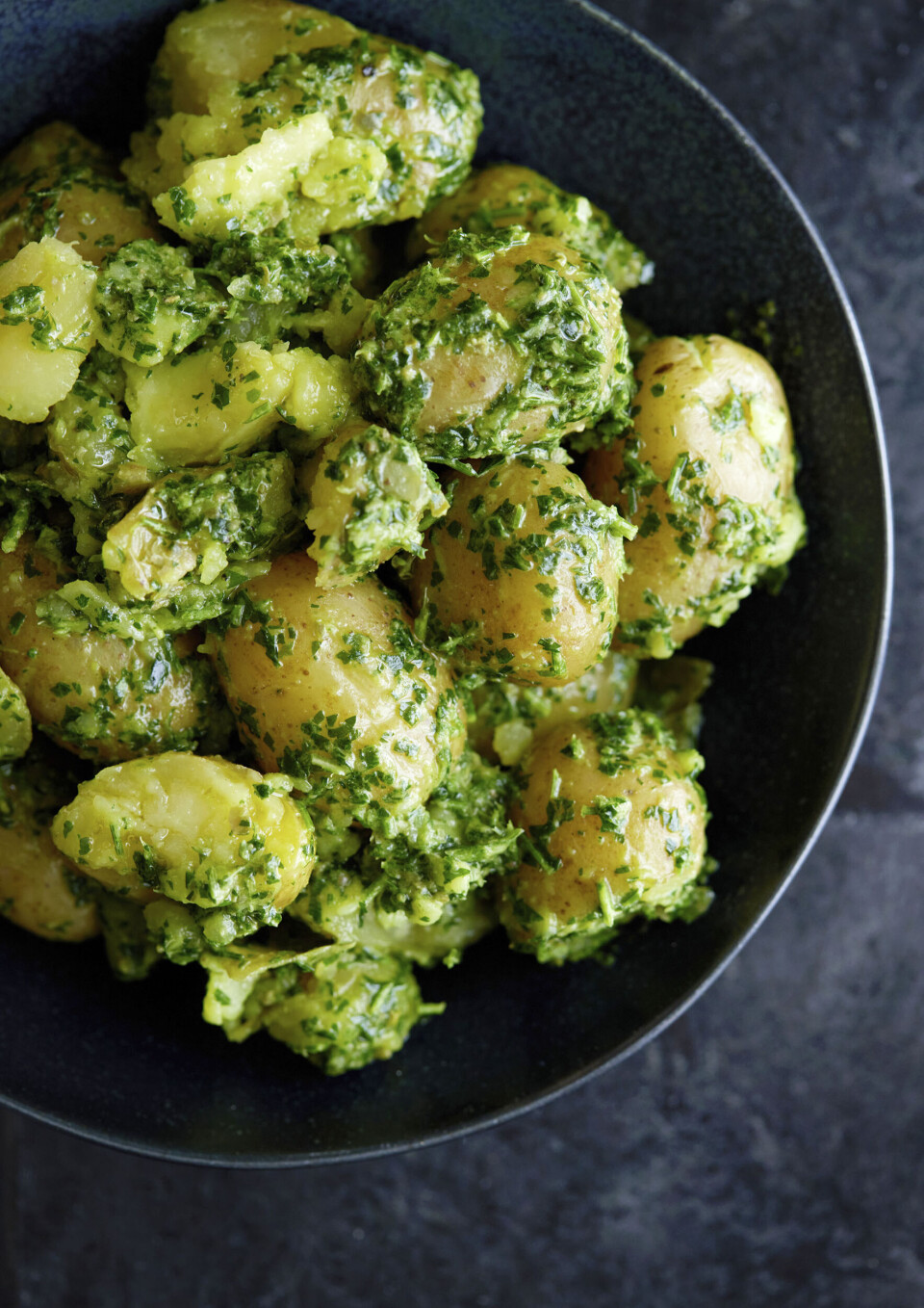 Opskrift: Rullesteg med fyld af mørbrad, abrikos og persille og kartofler i salsa verde