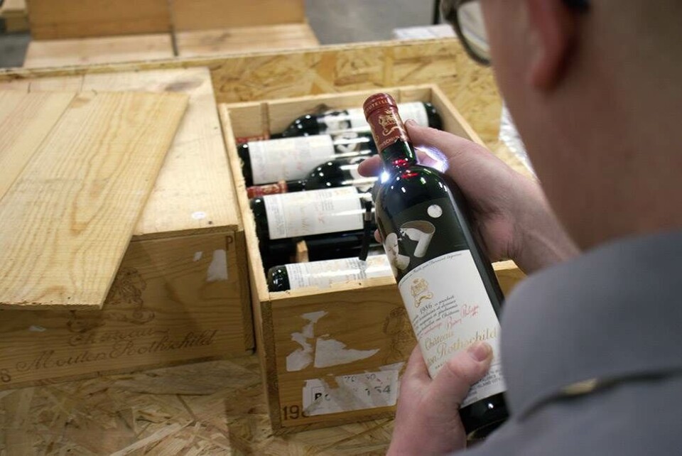 Sådan arbejder en vin-detektiv: ”Jeg vil skyde på, at én ud af hver 100 rigtig dyr flaske vin i Skandinavien er falsk.”