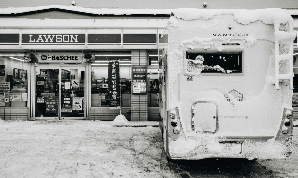 Autocamperen parkeret foran en filial af kæden Lawson.