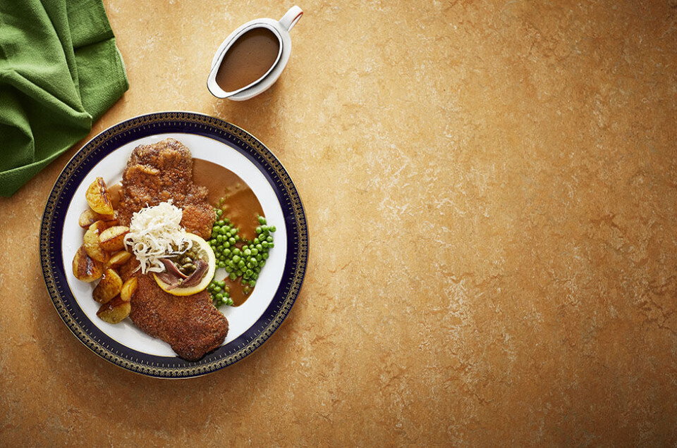 Opskrift: Sådan laver du den perfekte wienerschnitzel med sovs og garniture