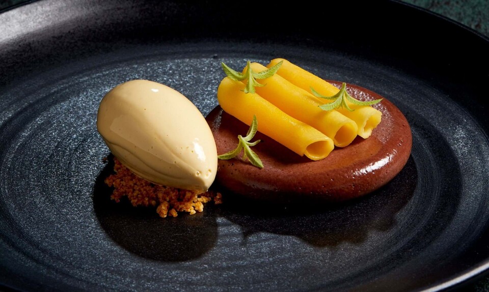 Opskrift: Passionsfrugtsorbet med cremeux-fyldte mangoruller og mørk chokolademousse