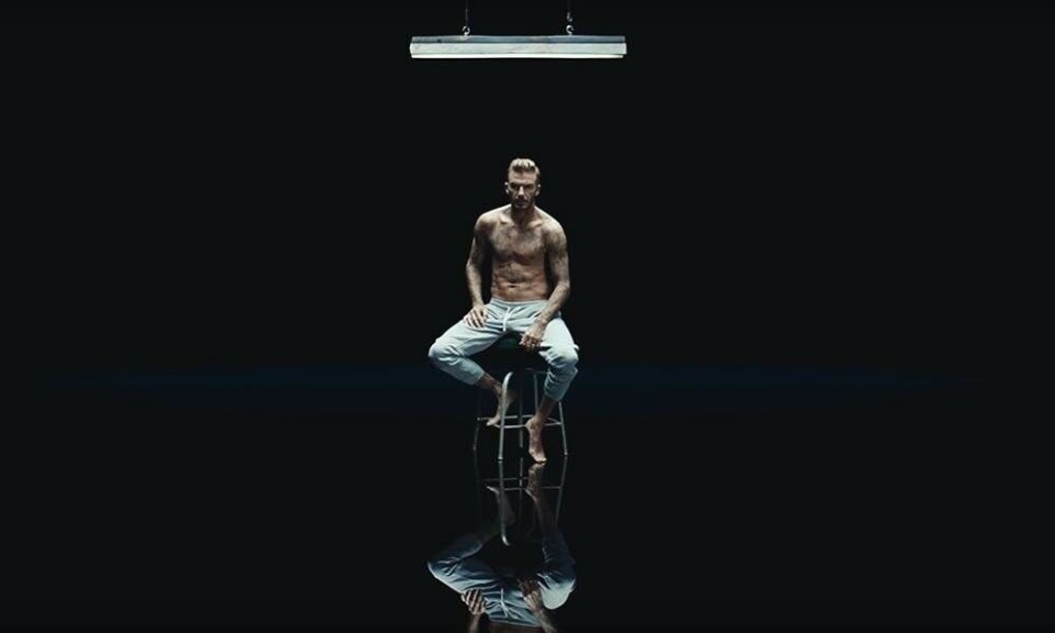 Se videoen: David Beckham smider tøjet og lægger krop til et vigtigt budskab