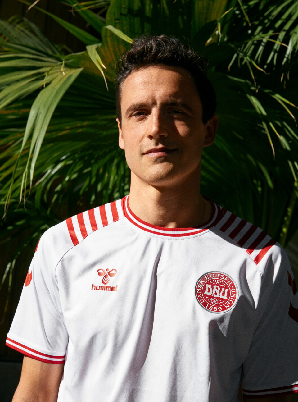 Thomas Delaney iført den nye landsholdstrøje, som hummel og BLS Hafnia er gået sammen om at lave.
