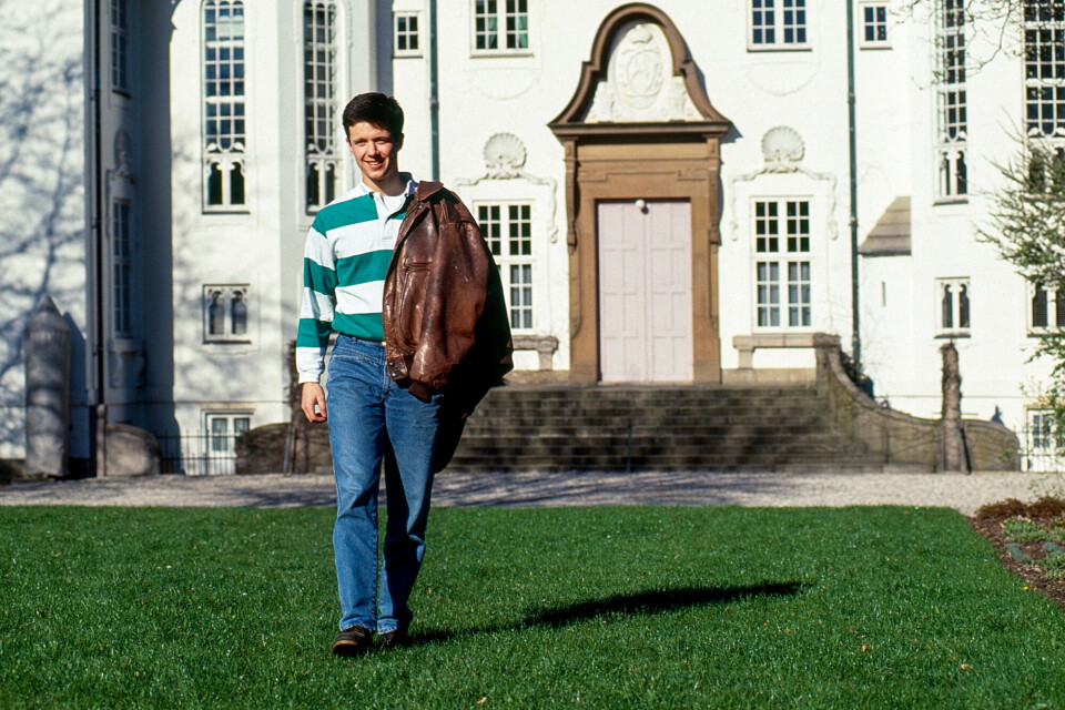 Kong Frederik i afslappet stil i sin studentertid.