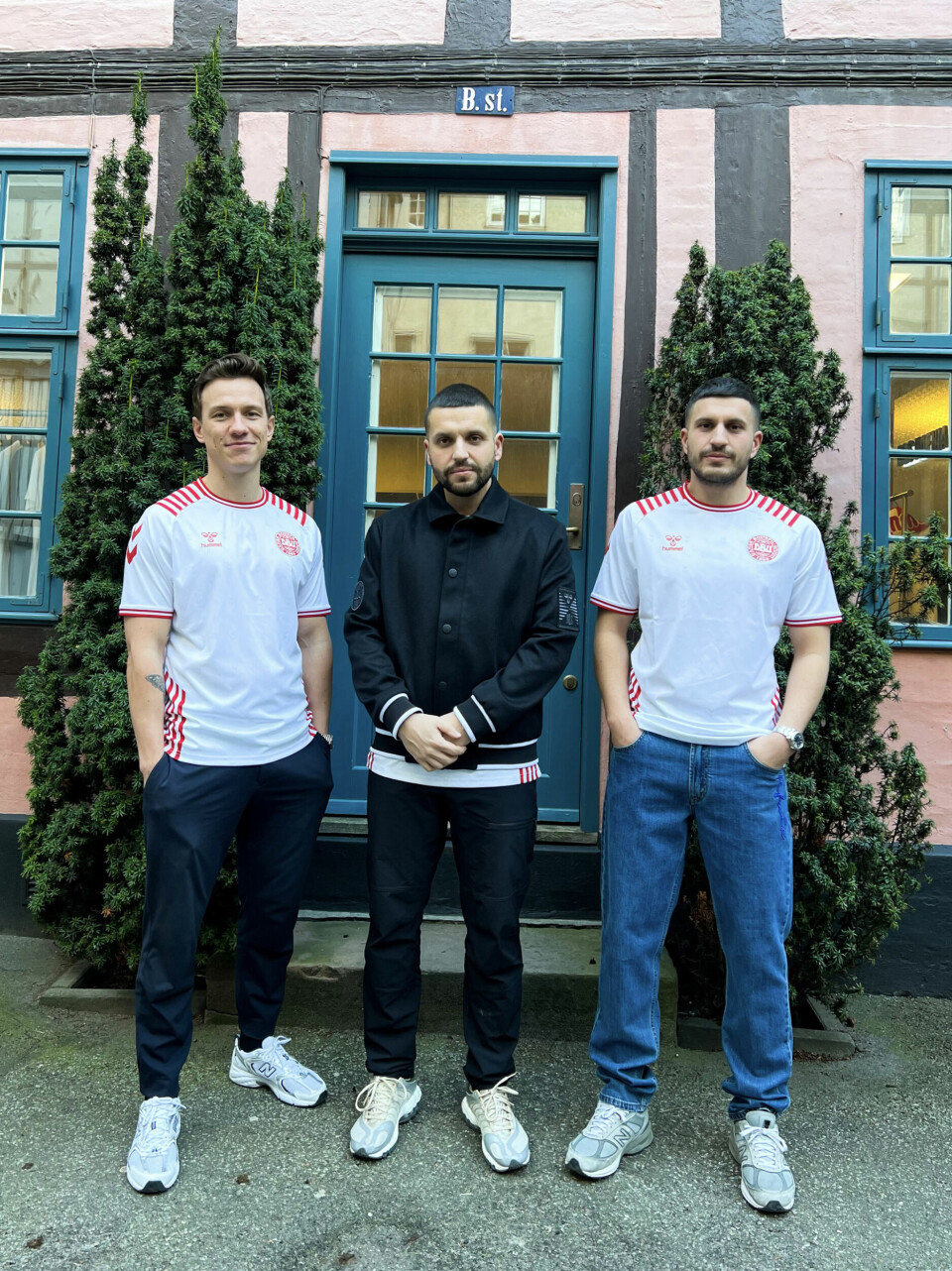 De tre ejere af BLS Hafnia Martin Sandø Jensen, Besnik Miftari og Burim Miftari fotograferet foran deres hovedkontor i Indre By i København.