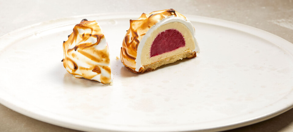 Opskrift: Baked alaska med marcipan, kirsebær og vanilje