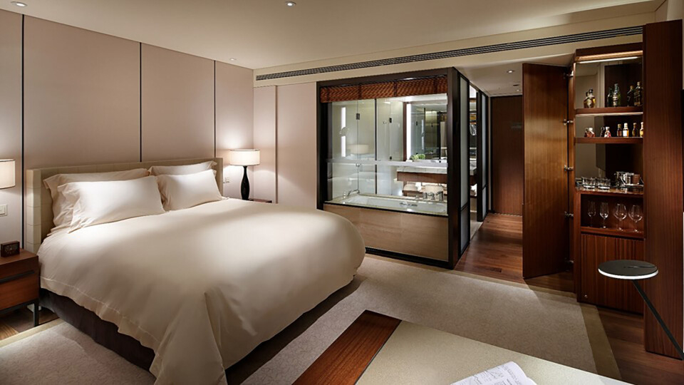 Mads Brügger foragter tidligere S-minister, sover med AirPods i ørerne og har tungekysset med Gud i Mexico