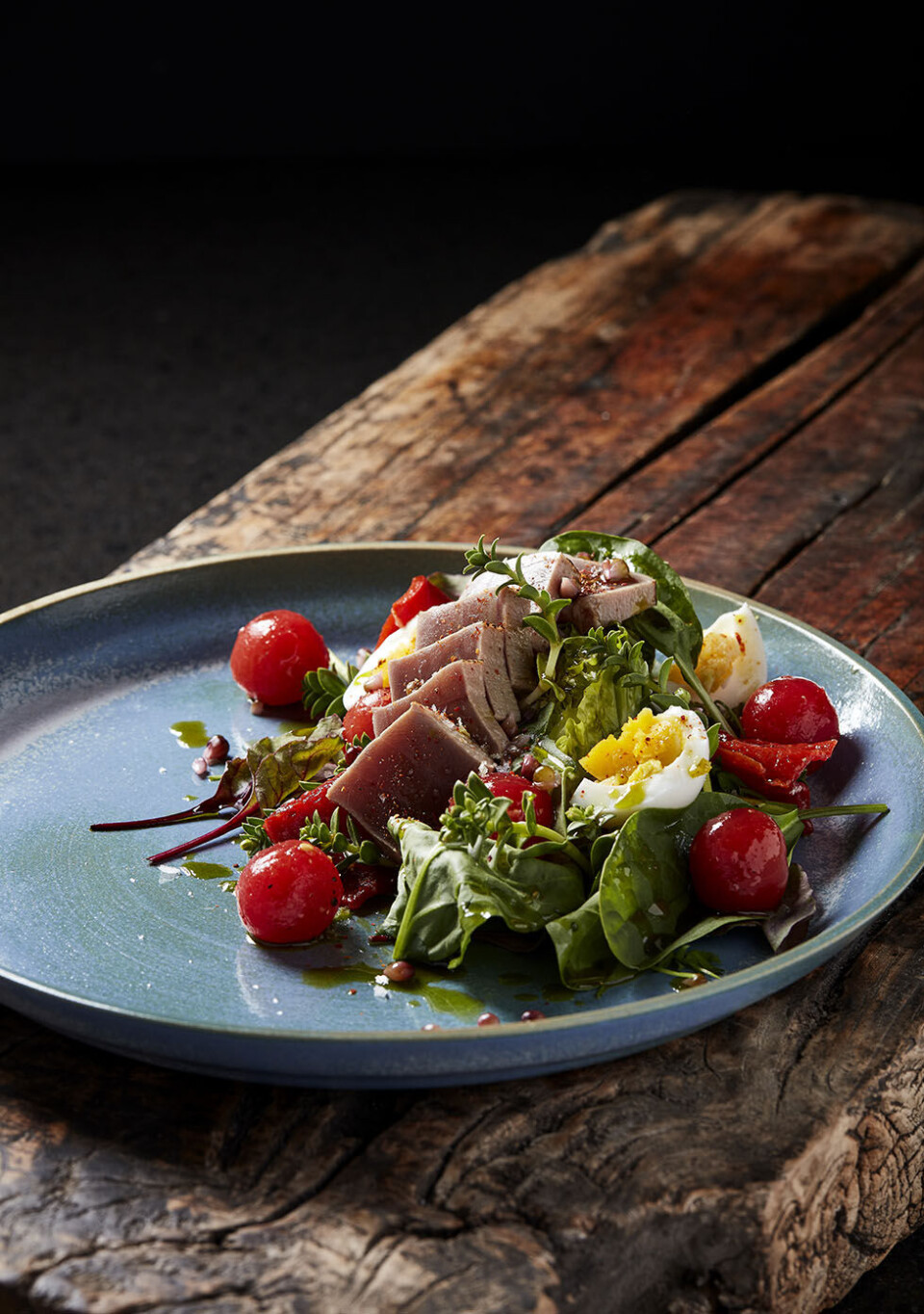 Sådan laver du en moderne 'Salat Niçoise' med brændt tun